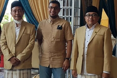 Dr. Mahdi Bersama dengan KH Hasan Mutawakkil ‘Alallah (Ketua MUI Jatim)